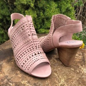 NEW Vince Camuto Derechie Perforated Shield Sandal